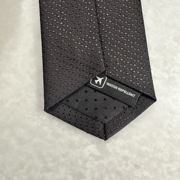 Black on black textured Hugo Boss tie - Picture 3 of 5